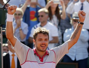 Wawrinka levanta os braços e abre o sorriso após garantir o título de Roland Garros (Foto: Reuters)