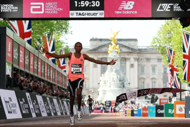 Queniano se torna primeiro atleta a correr maratona abaixo de 2 horas