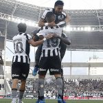 Botafogo vence Corinthians pelo Brasileirão com três de Arthur Cabral