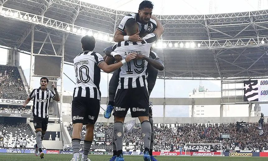 Botafogo vence Corinthians pelo Brasileirão com três de Arthur Cabral