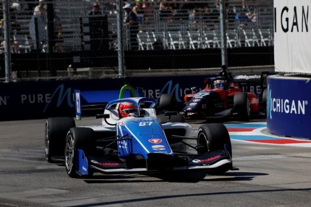 Enzo Fittipaldi brilha em corrida eletrizante e conquista liderança na Indy NXT