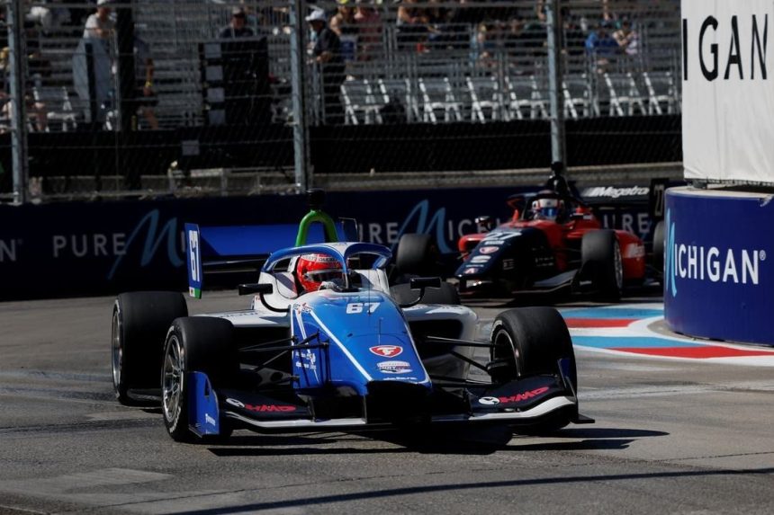 Enzo Fittipaldi brilha em corrida eletrizante e conquista liderança na Indy NXT