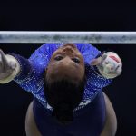 Lorrane Oliveira enfrenta queda impactante em etapa da Copa do Mundo de ginástica