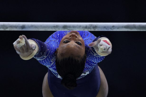 Lorrane Oliveira enfrenta queda impactante em etapa da Copa do Mundo de ginástica