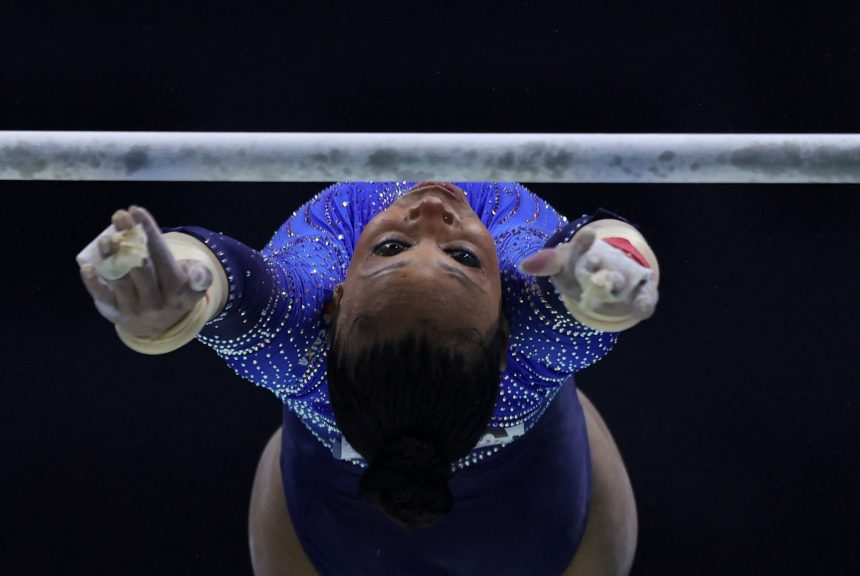 Lorrane Oliveira enfrenta queda impactante em etapa da Copa do Mundo de ginástica