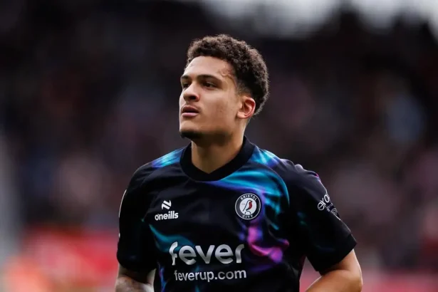 Neto Borges brilha na Championship e se destaca como polivalente no futebol inglês