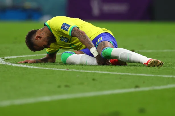 Neymar e suas batalhas: lesões que marcaram sua trajetória nas Copas do Mundo