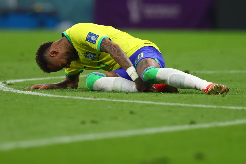 Neymar e suas batalhas: lesões que marcaram sua trajetória nas Copas do Mundo