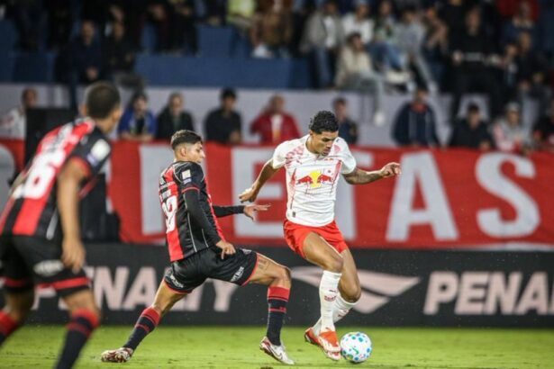 Vitória é superado pelo Bragantino com gol de goleiro na Série A