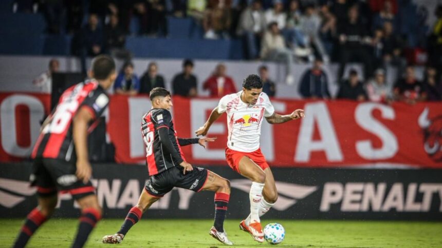 Vitória é superado pelo Bragantino com gol de goleiro na Série A