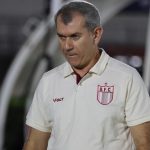 Técnico Tencati fala sobre pressão no Botafogo-SP e futuro incerto na Série B