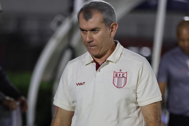 Técnico Tencati fala sobre pressão no Botafogo-SP e futuro incerto na Série B