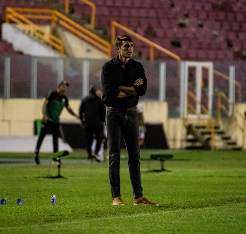 Thiago Gomes elogia Confiança após empate: ‘Elenco tirou nota 10!’