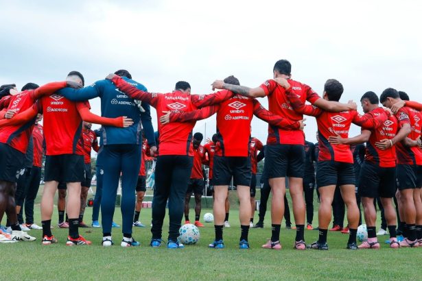 Athletico-PR se prepara para pausa com amistosos, reforços e novo gramado sintético