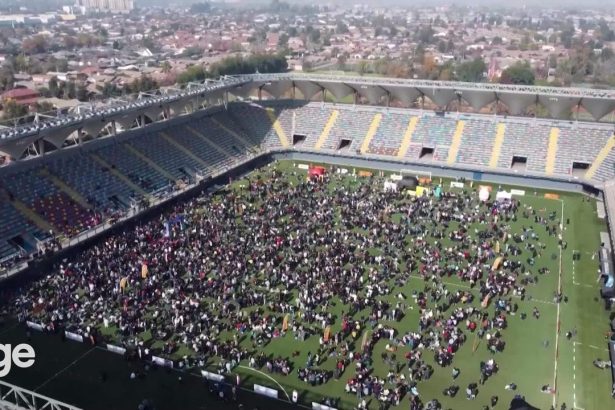 Estádio no Chile recebe mais de 8 mil torcedores em evento de troca de figurinhas