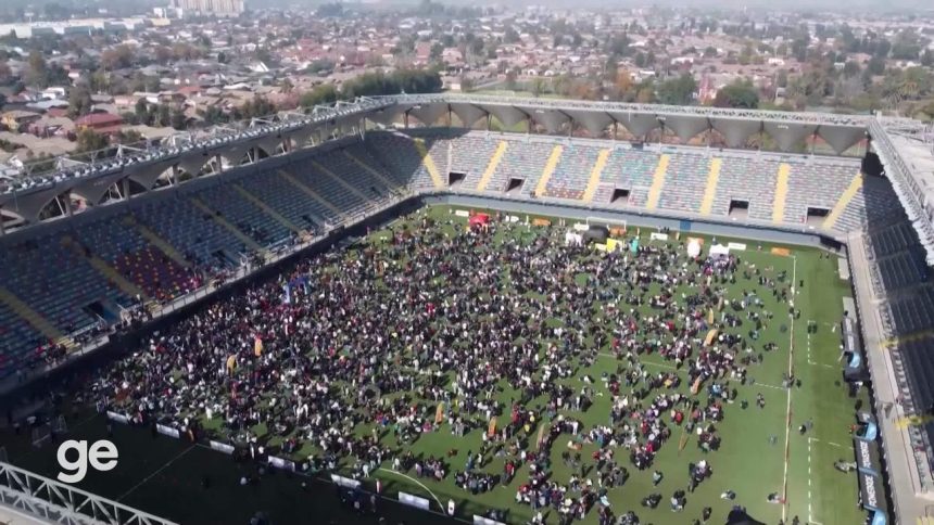 Estádio no Chile recebe mais de 8 mil torcedores em evento de troca de figurinhas