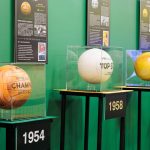 Exposição gratuita reúne bolas históricas das Copas e relíquia de Pelé