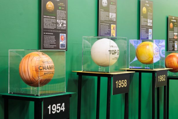 Exposição gratuita reúne bolas históricas das Copas e relíquia de Pelé