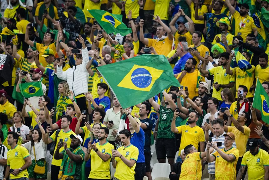 Fiscais da torcida: brasileiros viram alvo de críticas por torcer demais