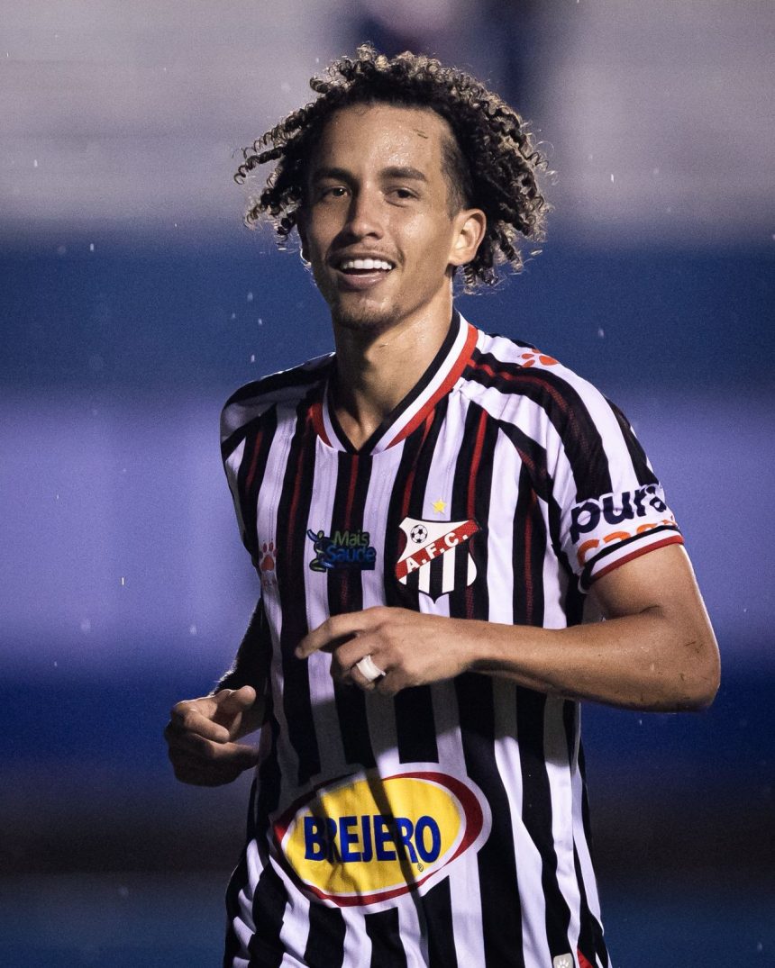 Juninho Celebra Campanha do Anápolis Antes da Decisão da Copa Verde