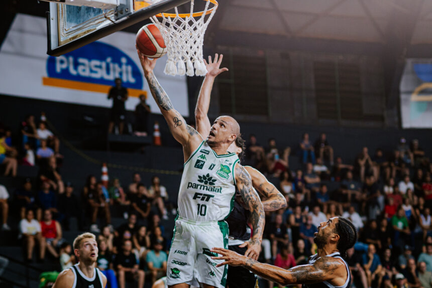Alex Garcia renova com Bauru e seguirá no NBB aos 46 anos