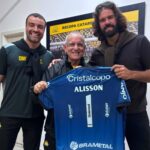 Alisson visita Heriberto Hülse, assiste empate do Criciúma e recebe camisa