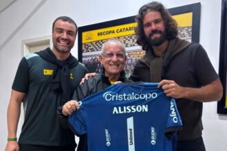 Alisson visita Heriberto Hülse, assiste empate do Criciúma e recebe camisa