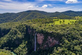 Boca da Onça: O Maior Rapel do Brasil e Suas Belezas Naturais