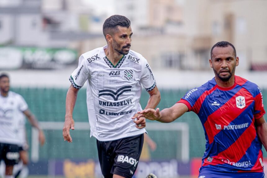 Figueirense negocia saída de Jorginho após poucas atuações