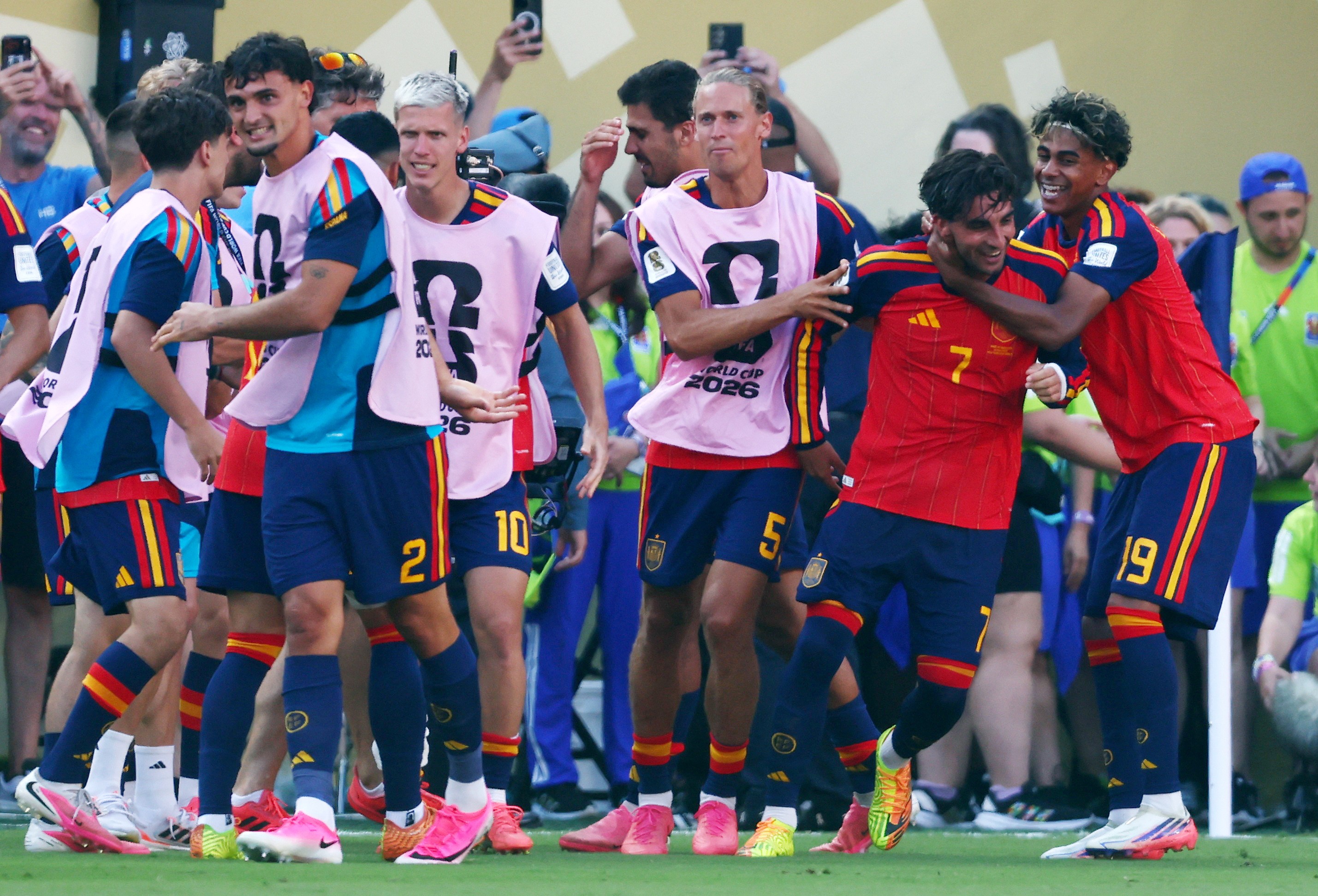 Espanha ergue a taça da Copa do Mundo 2026