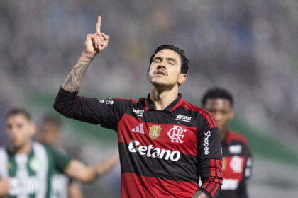 Flamengo atropela Chapecoense e Pedro reacende polêmica com golaço