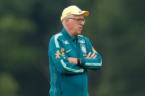 Maldini confirma contato com Ancelotti para assumir a seleção italiana