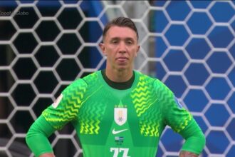 Muslera erra e Estudiantes perde para Independiente por gol bizarro