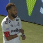 Neymar abre o placar e festeja com simulação de cartas contra Chapecoense