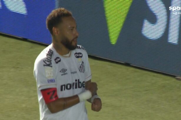 Neymar abre o placar e festeja com simulação de cartas contra Chapecoense