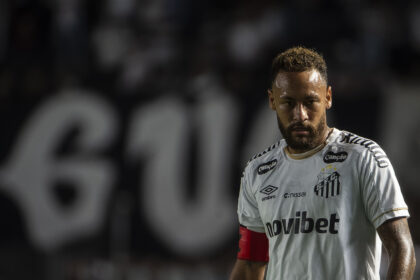 Neymar marca duas vezes, Santos empata com Chapecoense