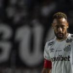 Neymar provoca crise no Santos após cobrança ríspida a jovens