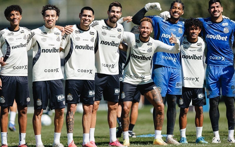 Neymar treina com o grupo no Santos