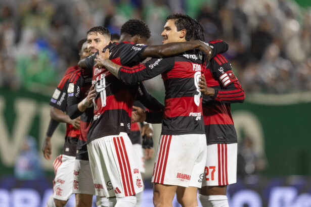 Pedro brilha e Flamengo atropela Chapecoense por 4 a 0
