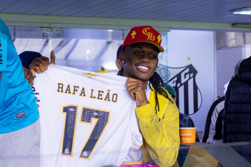 Rafael Leão elogia Neymar após gol e prestigia jogo na Vila Belmiro