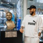 Santos inaugura busto de Neymar no Memorial das Conquistas
