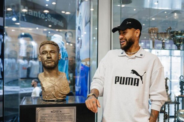 Santos inaugura busto de Neymar no Memorial das Conquistas