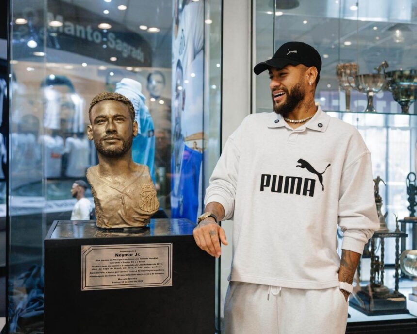 Santos inaugura busto de Neymar no Memorial das Conquistas