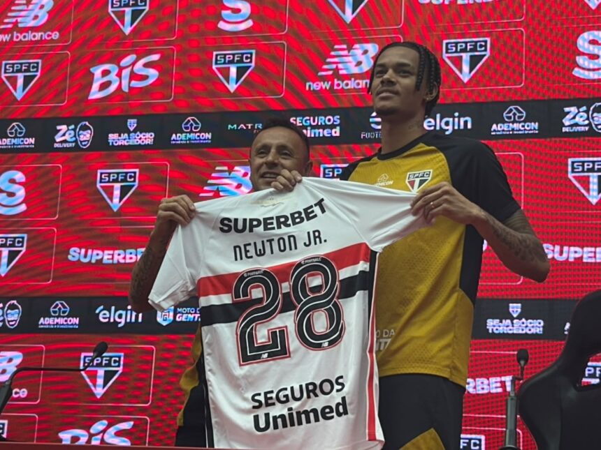 São Paulo apresenta Newton: volante assina até 2029 e veste 28