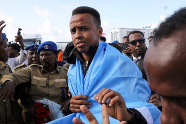 Árbitro somali Omar Artan apita Supercopa da UEFA e faz história