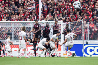 Athletico arranca empate no fim; Fluminense vira e reclama de pênalti