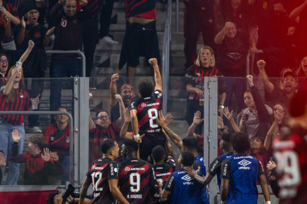 Athletico garante 2 a 0 sobre o Vitória e leva vantagem para o Barradão