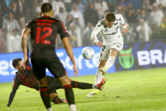 Athletico-PR vence Santos por 2 a 0 e empurra o clube ao Z-4