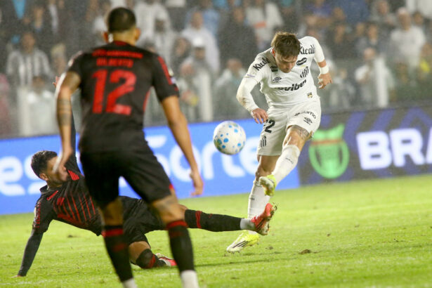 Athletico-PR vence Santos por 2 a 0 e empurra o clube ao Z-4