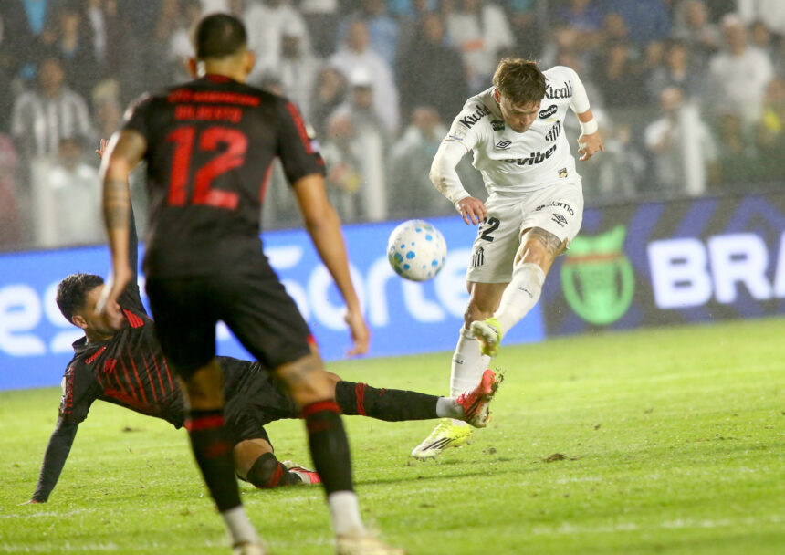 Athletico-PR vence Santos por 2 a 0 e empurra o clube ao Z-4